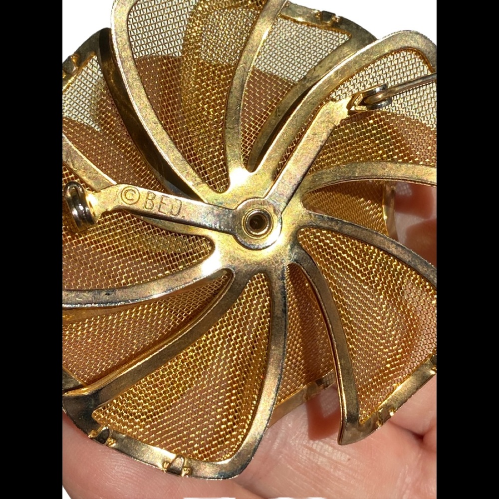 2.5” Vintage Mesh Goldtone Flower Brooch - Picture 5 of 9
